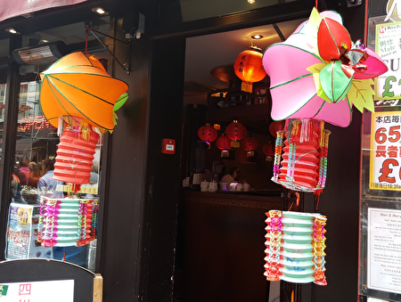 唐人街上店铺外悬挂各式彩灯,图为寿桃彩灯。(于惠子/大纪元)